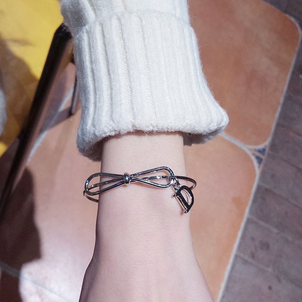 Γυναικεία κομψό βραχιόλι με κρεμαστό κόσμημα σε ασημί και χρυσό χρώμα