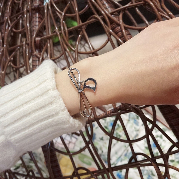 Γυναικεία κομψό βραχιόλι με κρεμαστό κόσμημα σε ασημί και χρυσό χρώμα