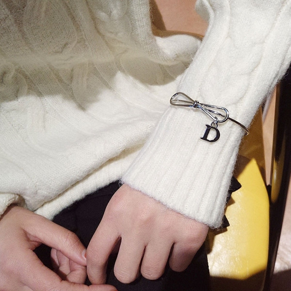 Γυναικεία κομψό βραχιόλι με κρεμαστό κόσμημα σε ασημί και χρυσό χρώμα