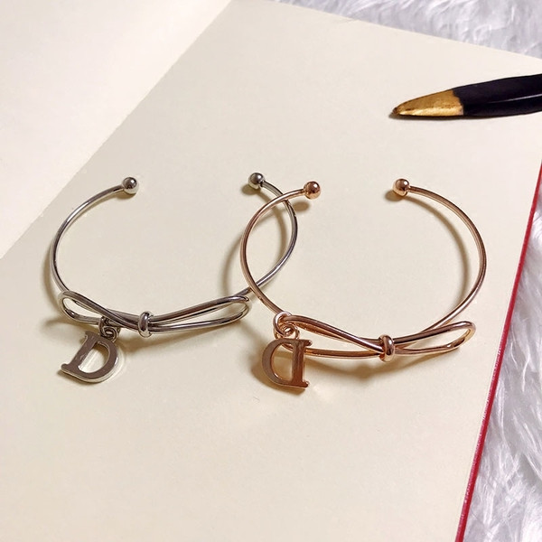 Γυναικεία κομψό βραχιόλι με κρεμαστό κόσμημα σε ασημί και χρυσό χρώμα