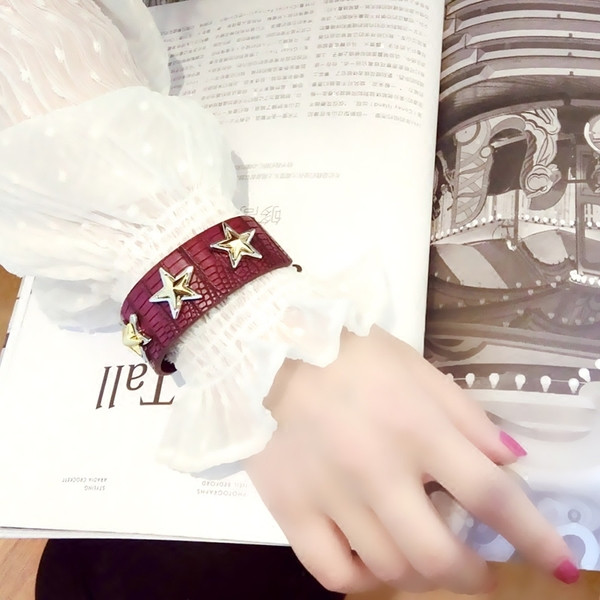 Γυναικεία μοντέρνα βραχιόλι σε οικολογικό δέρμα σε κόκκινο χρώμα