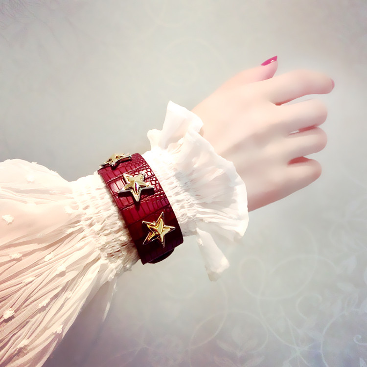 Γυναικεία μοντέρνα βραχιόλι σε οικολογικό δέρμα σε κόκκινο χρώμα