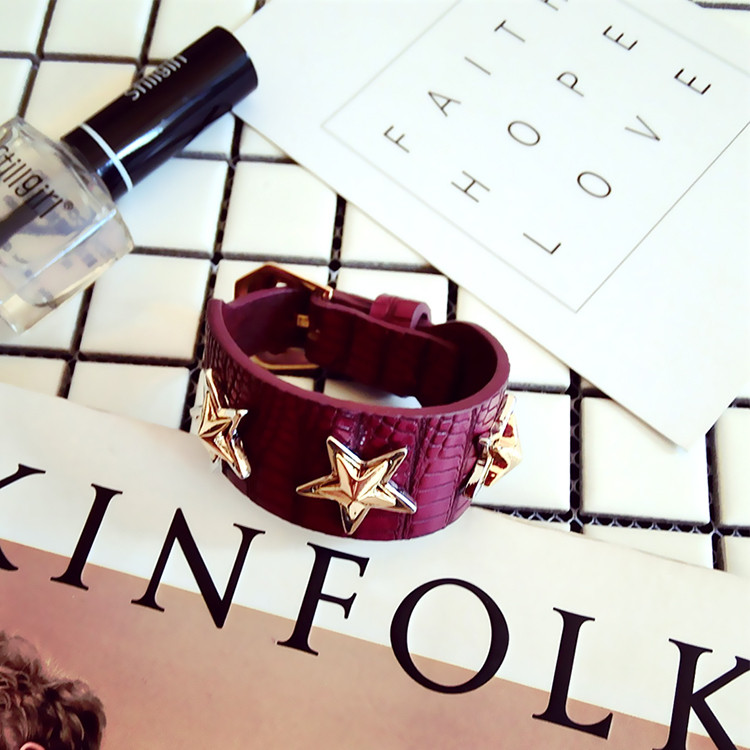 Γυναικεία μοντέρνα βραχιόλι σε οικολογικό δέρμα σε κόκκινο χρώμα