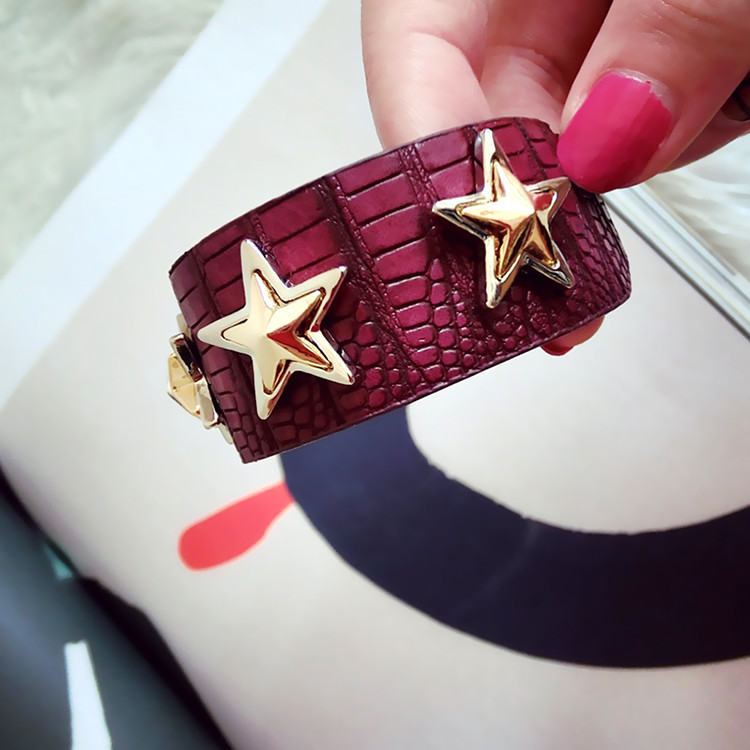 Γυναικεία μοντέρνα βραχιόλι σε οικολογικό δέρμα σε κόκκινο χρώμα