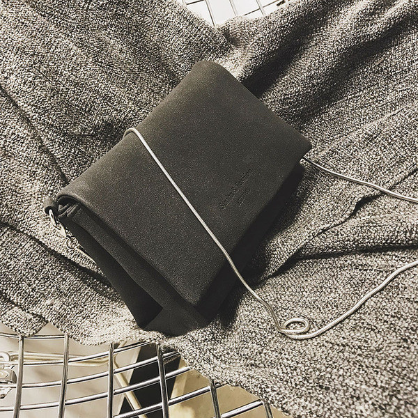 Geanta de dama actuala cu lant metalic in mai multe culori