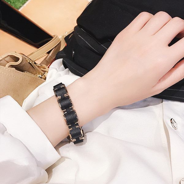 Γυναικείο βραχιόλι σε κόκκινο και μαύρο χρώμα