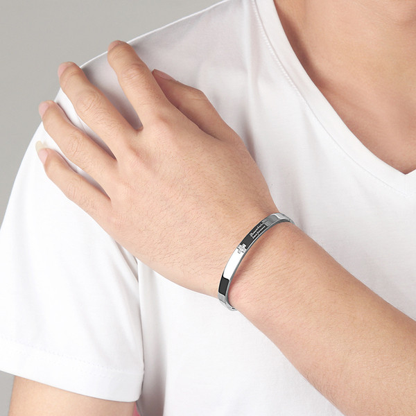 Елегантна мъжка гравирана гривна в сребрист цвят