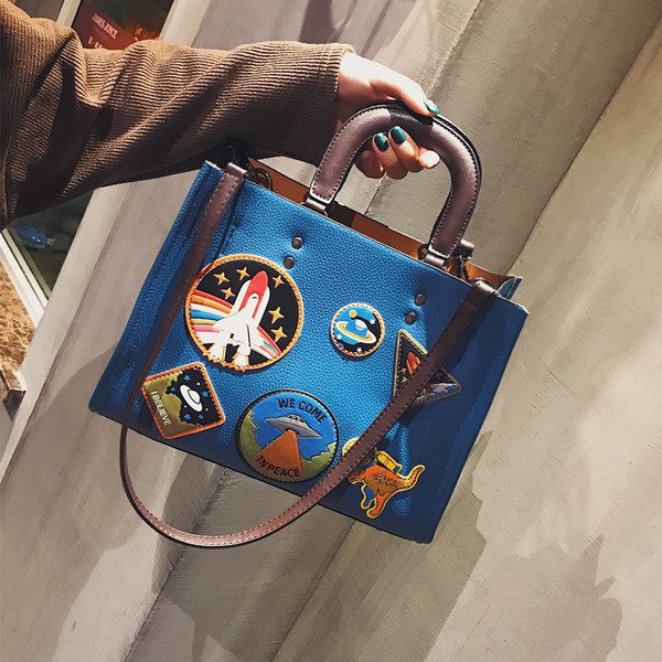 Geanta de dama moderna cu manere scurte si lungi si embleme colorate in doua culori