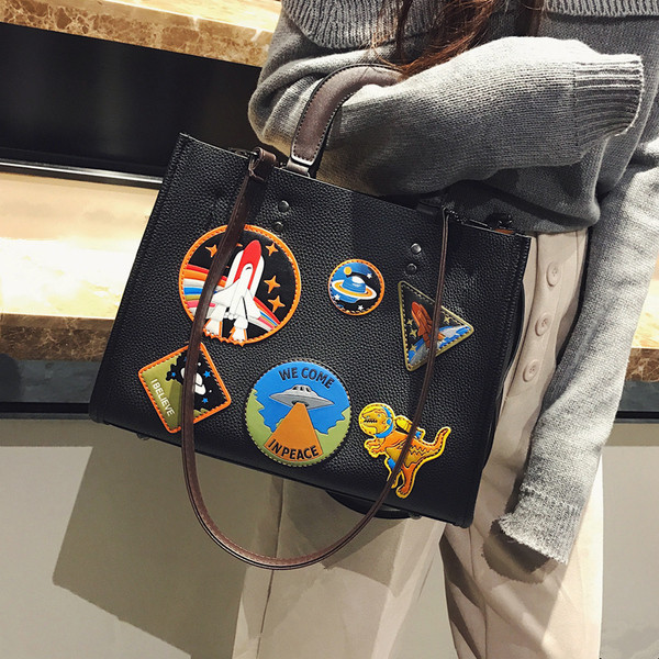 Geanta de dama moderna cu manere scurte si lungi si embleme colorate in doua culori