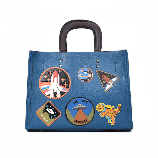 Geanta de dama moderna cu manere scurte si lungi si embleme colorate in doua culori