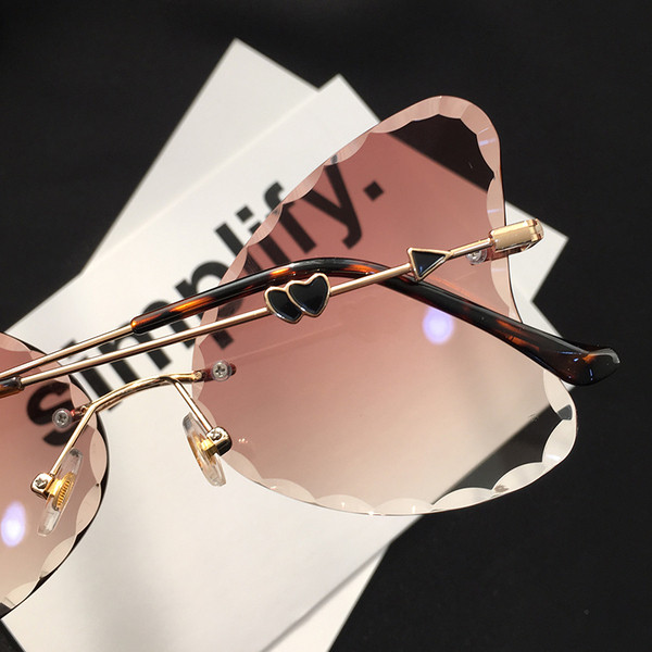 Κομψά γυναικεία γυαλιά σε διάφορα χρώματα