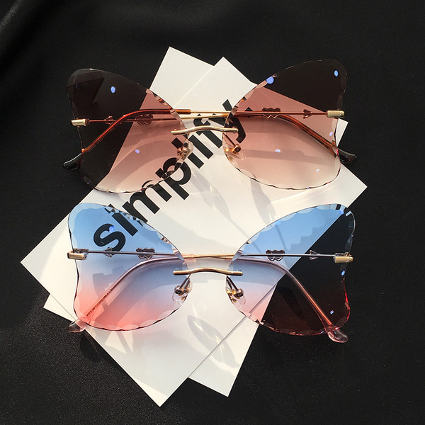 Κομψά γυναικεία γυαλιά σε διάφορα χρώματα