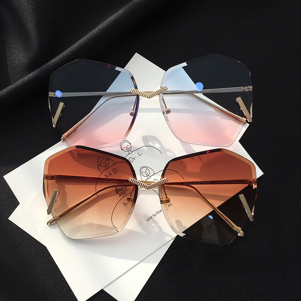 Χτυπήστε μοντέρνα γυαλιά ηλίου σε διάφορα χρώματα