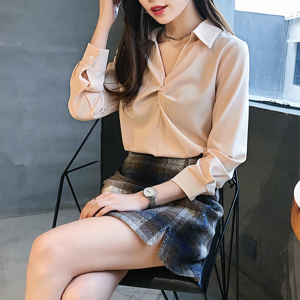 Cămașă elegantă de damă cu decolteu în V, de culoare crem și alb