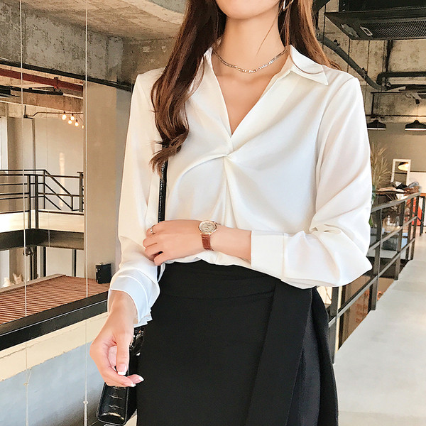 Cămașă elegantă de damă cu decolteu în V, de culoare crem și alb