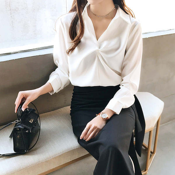 Cămașă elegantă de damă cu decolteu în V, de culoare crem și alb