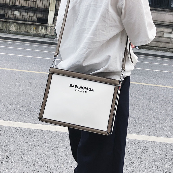 Κομψή κυρία τσάντα με μεγάλη λαβή και επιγραφές σε διάφορα χρώματα