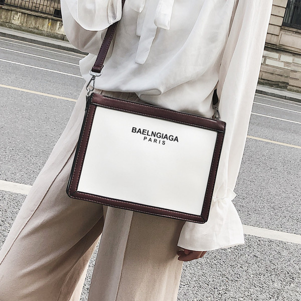 Κομψή κυρία τσάντα με μεγάλη λαβή και επιγραφές σε διάφορα χρώματα