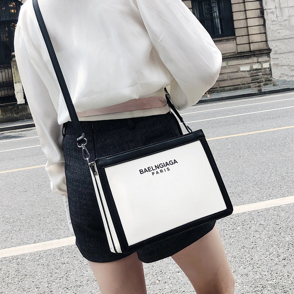 Κομψή κυρία τσάντα με μεγάλη λαβή και επιγραφές σε διάφορα χρώματα