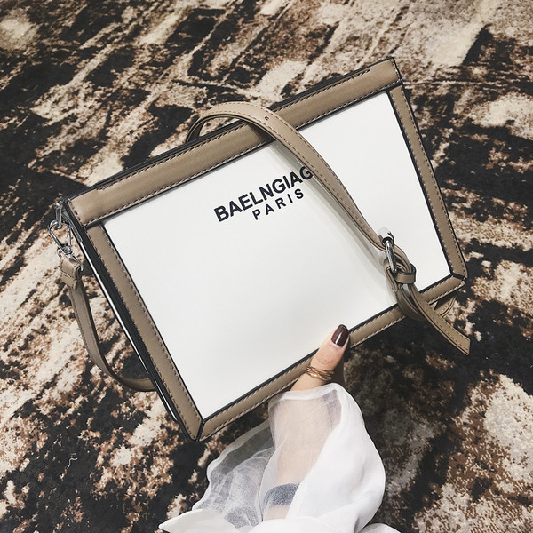 Κομψή κυρία τσάντα με μεγάλη λαβή και επιγραφές σε διάφορα χρώματα