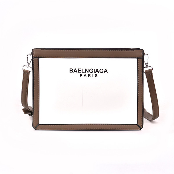 Κομψή κυρία τσάντα με μεγάλη λαβή και επιγραφές σε διάφορα χρώματα