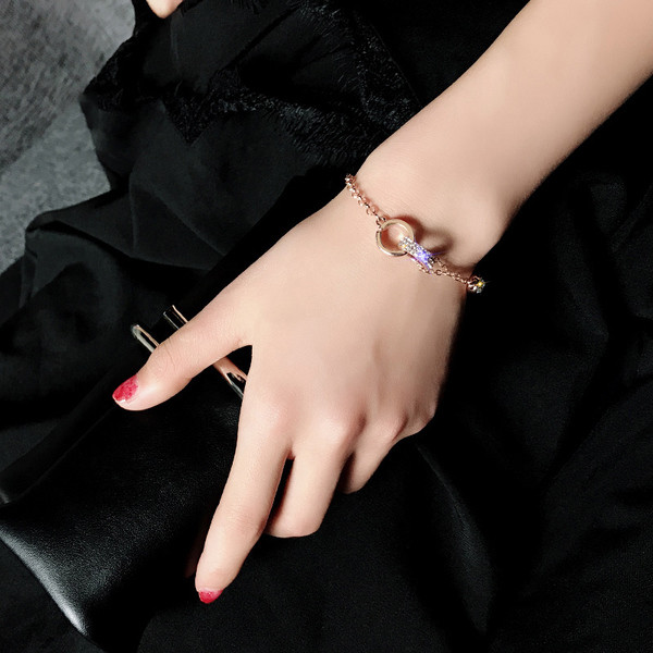 Κομψό βραχιόλι κυρίες με διακοσμητικές πέτρες σε χρυσό χρώμα