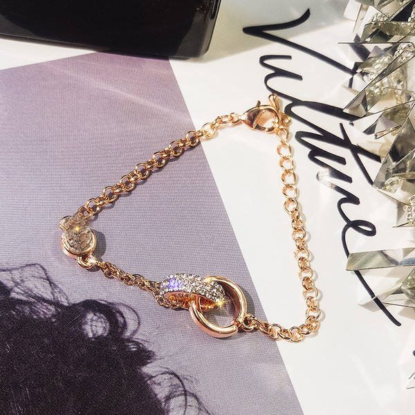 Κομψό βραχιόλι κυρίες με διακοσμητικές πέτρες σε χρυσό χρώμα