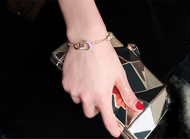 Κομψό βραχιόλι κυρίες με διακοσμητικές πέτρες σε χρυσό χρώμα