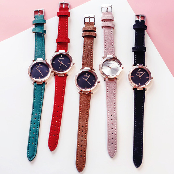 Γυναικείο ρολόι με ένα πολύχρωμο βραχιόλι και έναν οικολογικό δερμάτινο ιμάντα