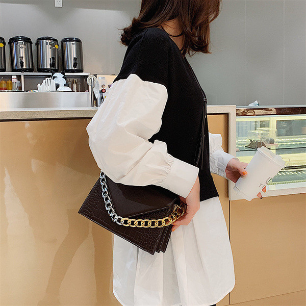 Geanta de dama actuala din piele ecologica cu lant metalic in mai multe culori