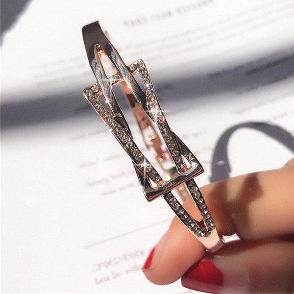 Bratara eleganta de dama cu pietre decorative de culoare aurie