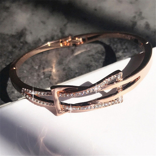 Bratara eleganta de dama cu pietre decorative de culoare aurie