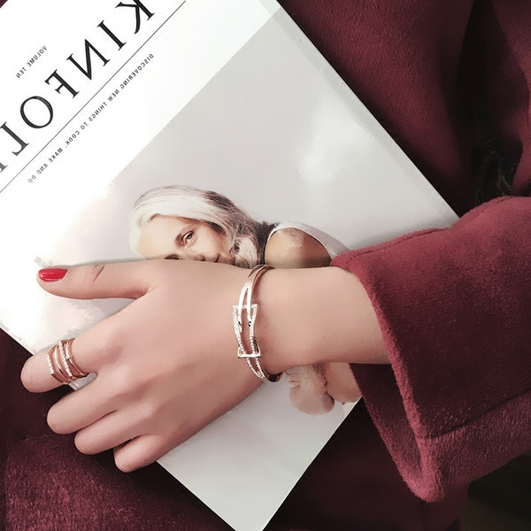 Bratara eleganta de dama cu pietre decorative de culoare aurie