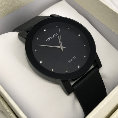 Актуален часовник подходящ за мъже и жени в черен и бял цвят 