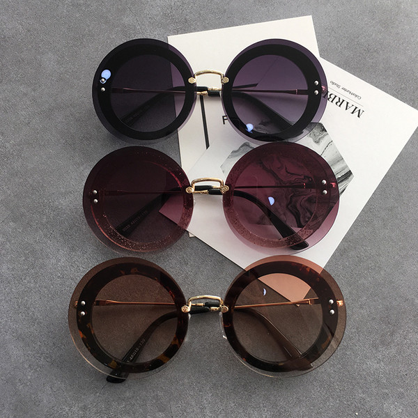 Κομψά γυαλιά ηλίου με στρογγυλό σχήμα