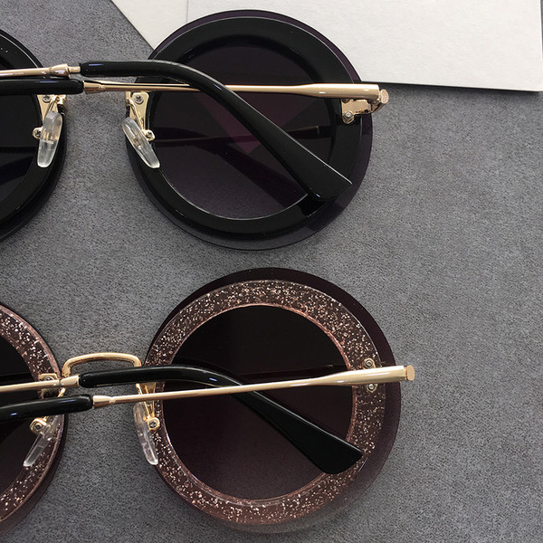Κομψά γυαλιά ηλίου με στρογγυλό σχήμα
