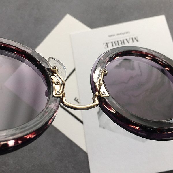 Κομψά γυαλιά ηλίου με στρογγυλό σχήμα