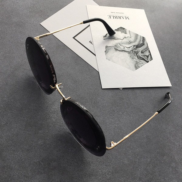 Κομψά γυαλιά ηλίου με στρογγυλό σχήμα