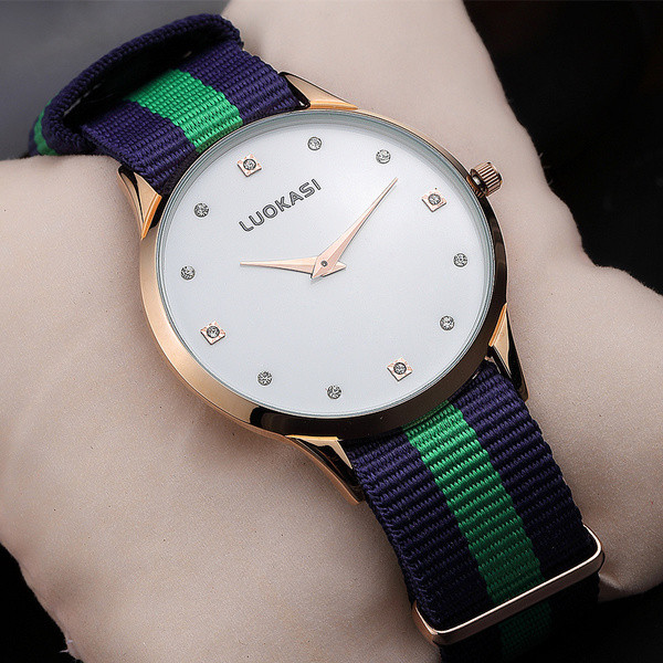 Ceas modern pentru bărbați cu curea colorată