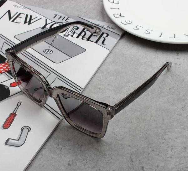 Ochelari de soare moderni de dama cu forma patrata