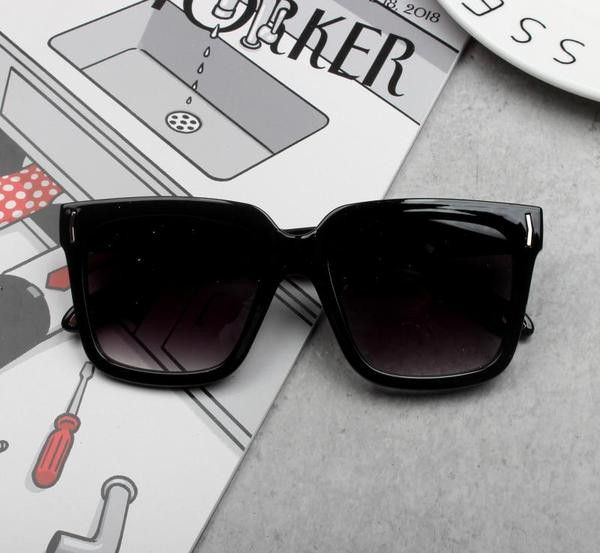 Ochelari de soare moderni de dama cu forma patrata