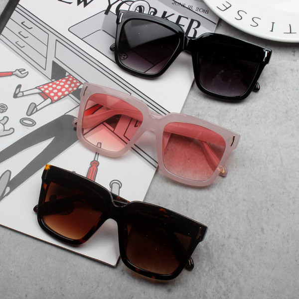 Ochelari de soare moderni de dama cu forma patrata