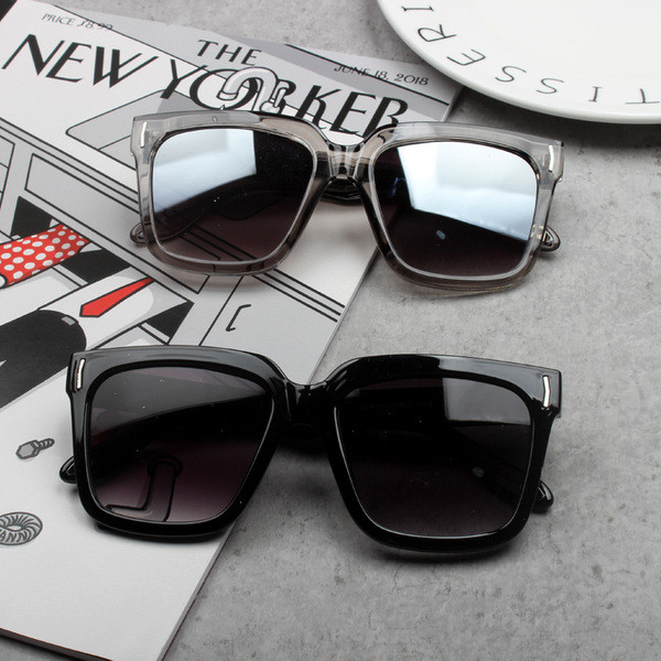 Ochelari de soare moderni de dama cu forma patrata