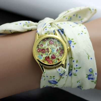 Нов модел дамски часовник с текстилна каишка и флорални мотиви