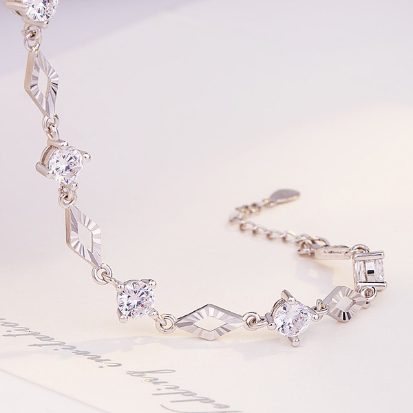 Bratara eleganta de dama cu pietre de culoare argintie