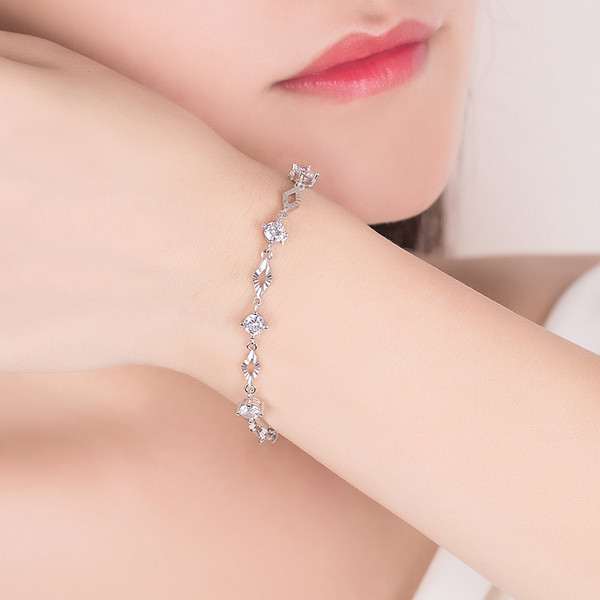 Bratara eleganta de dama cu pietre de culoare argintie