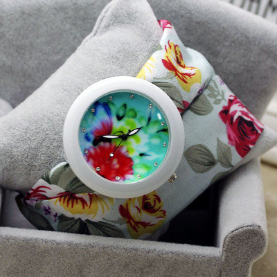 Μοντέρνο πολύχρωμο ρολόι κυρίας με κορδόνι από υφαντικές ύλες