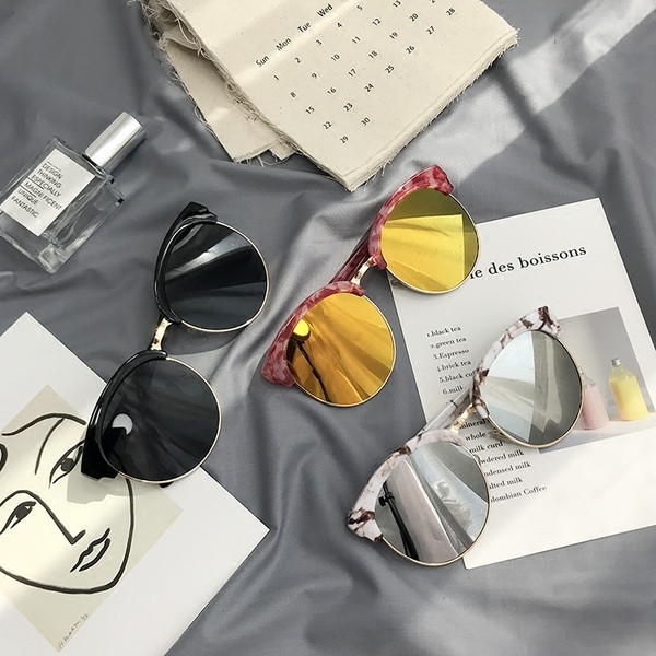 Ηλιακά γυαλιά σε τρία χρώματα