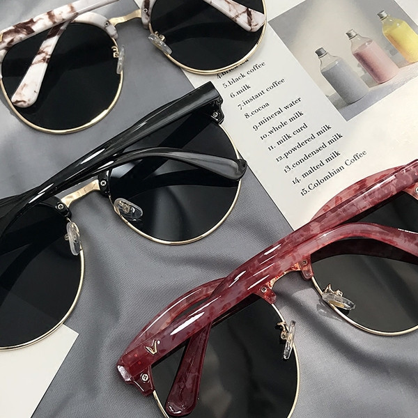 Ηλιακά γυαλιά σε τρία χρώματα