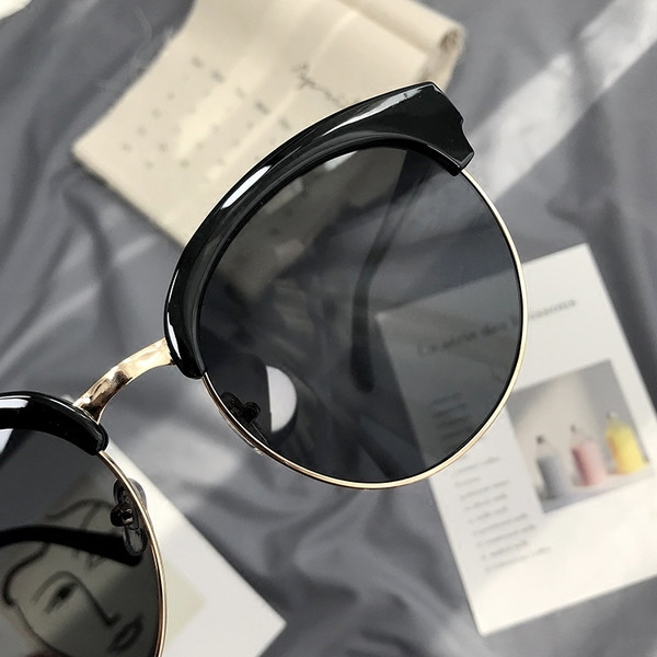 Ηλιακά γυαλιά σε τρία χρώματα